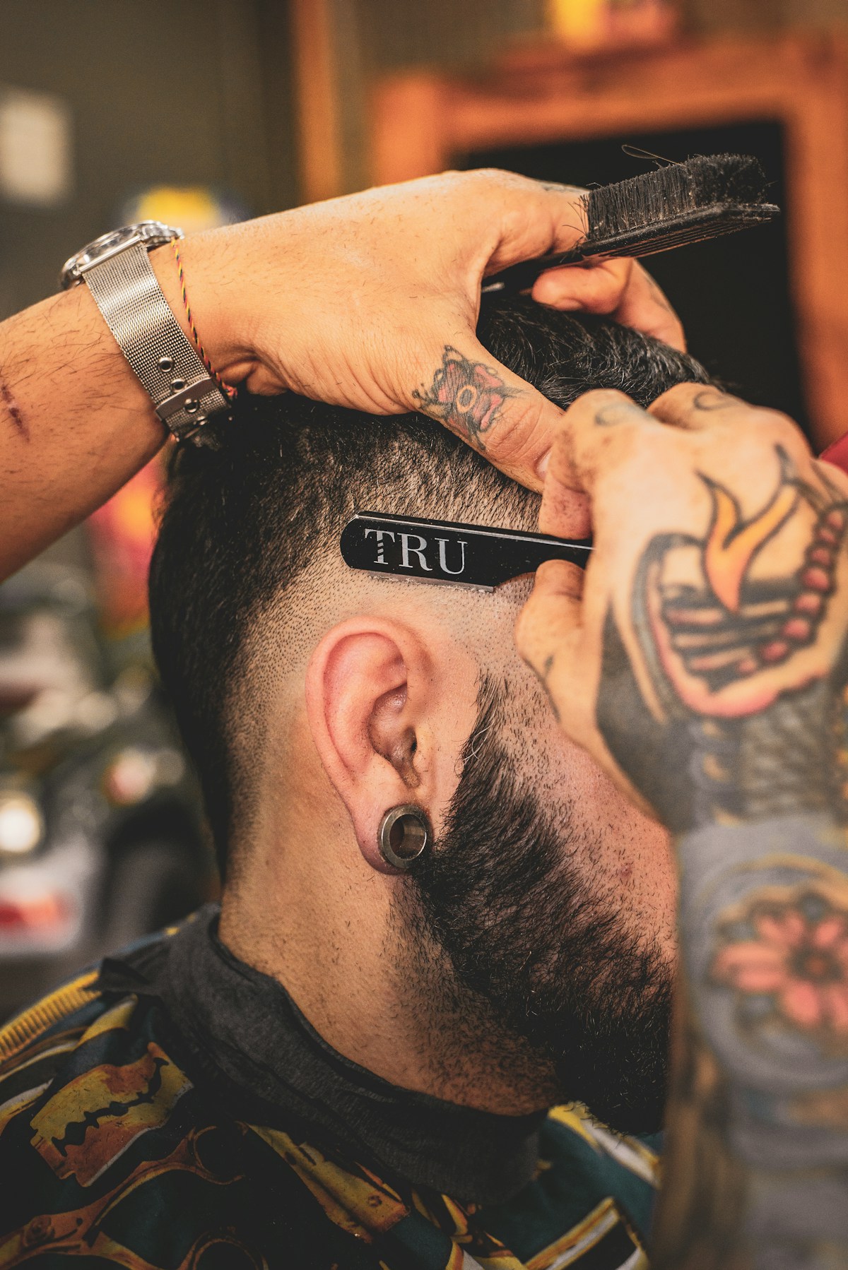 Barber τελειώνει το περίγραμμα με φαλτσέτα